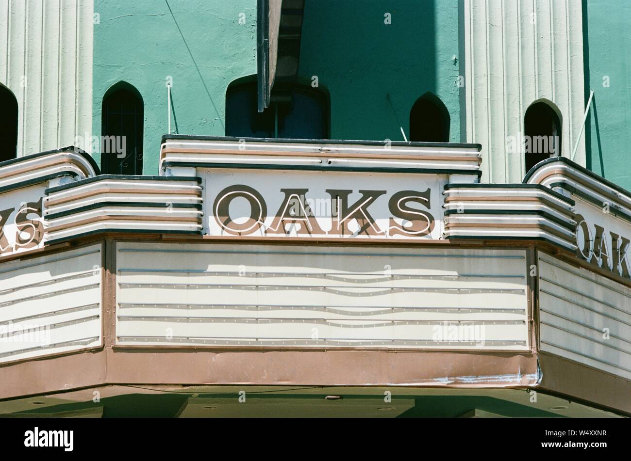 In der Nähe von Festzelt lesen Eichen auf dem historischen Eichen Theater auf Solano Avenue in tausend Eichen, Berkeley, Kalifornien, 2018. () Stockfoto