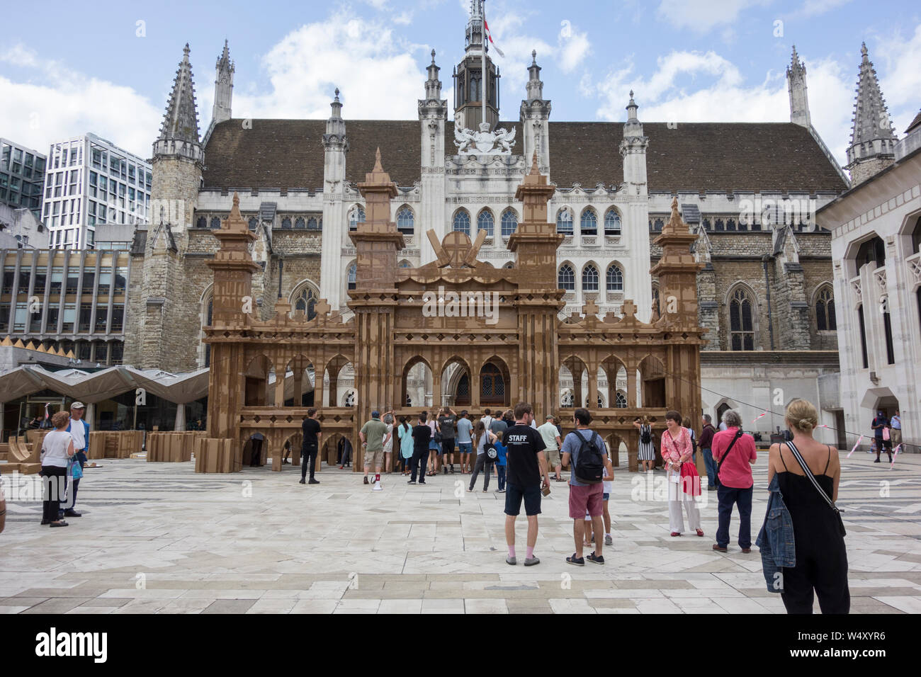 Der Turm, aus Kartons, vor der Stadthalle Großer Saal und Innenhof, Basinghall Street, London, EC2, UK Stockfoto