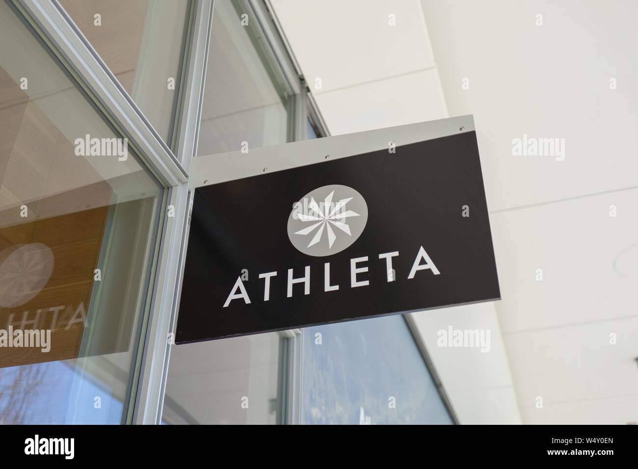 In der Nähe der Zeichen für Luxus athleisure tragen Unternehmen Athleta in San Ramon, Kalifornien, March 12, 2019. () Stockfoto