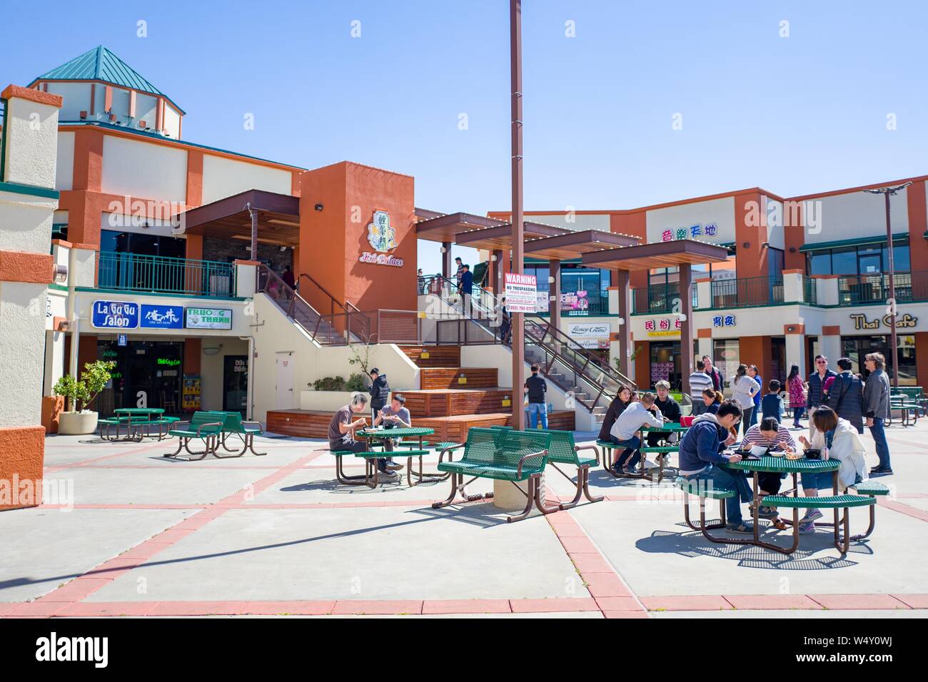 Menschen Speisen im Freien an einem sonnigen Tag an Ulferts Center, ein Einkaufszentrum mit chinesischen und südostasiatischen Kaufleute im Silicon Valley, in Milpitas, Kalifornien, 16. März 2019. () Stockfoto