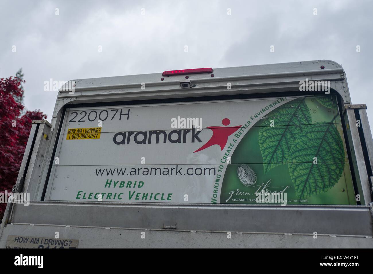 Close-up-Logo auf der Rückseite des Lkw für Verteiler Aramark, mit Text unter Hinweis darauf, dass das Fahrzeug Hybrid Electric, in Lafayette, Kalifornien, April 4, 2019. () Stockfoto