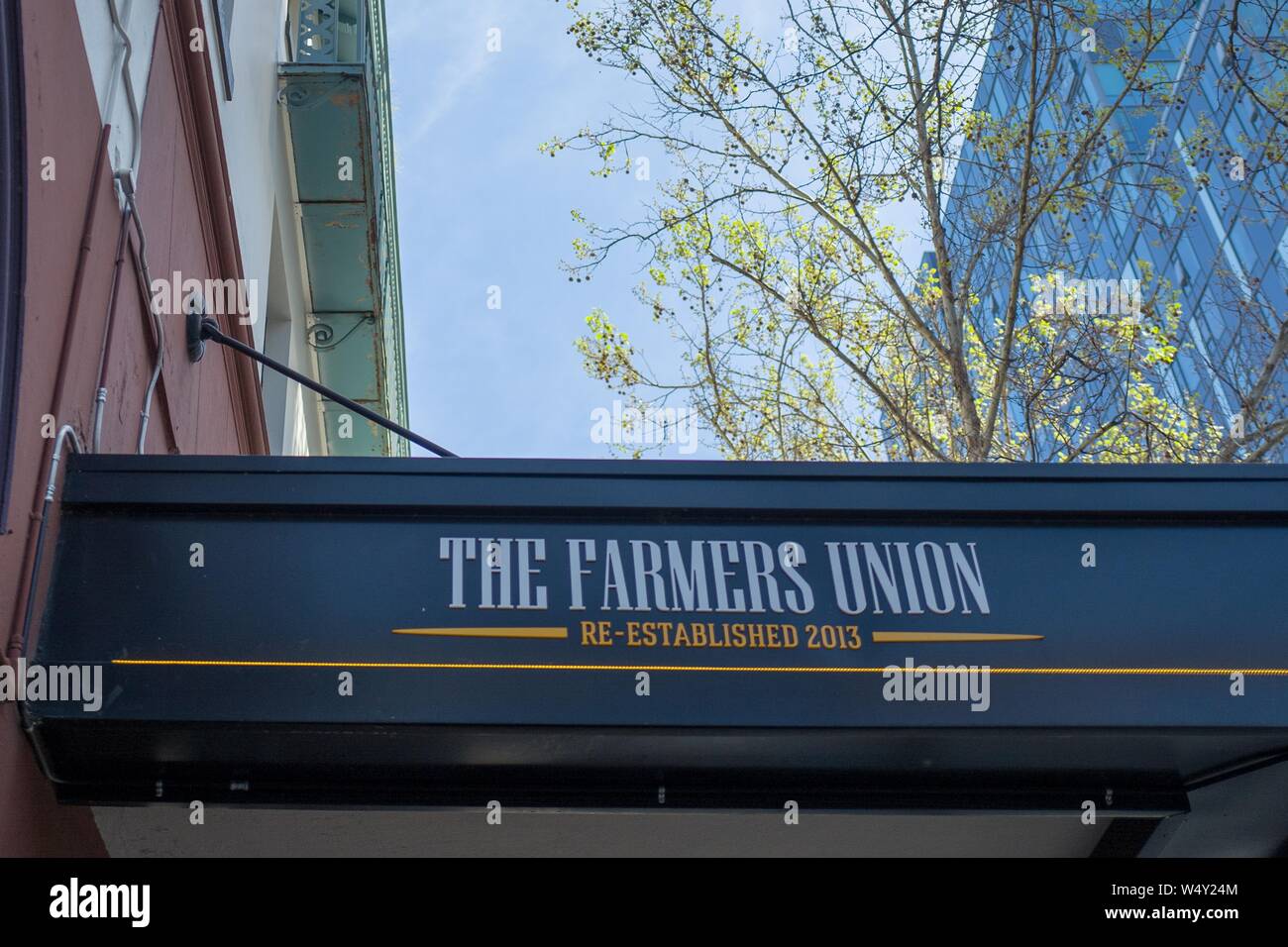 In der Nähe der Zeichen für Farmer's Union Restaurant im Silicon Valley Stadt San Jose, Kalifornien, 13. April 2019. () Stockfoto