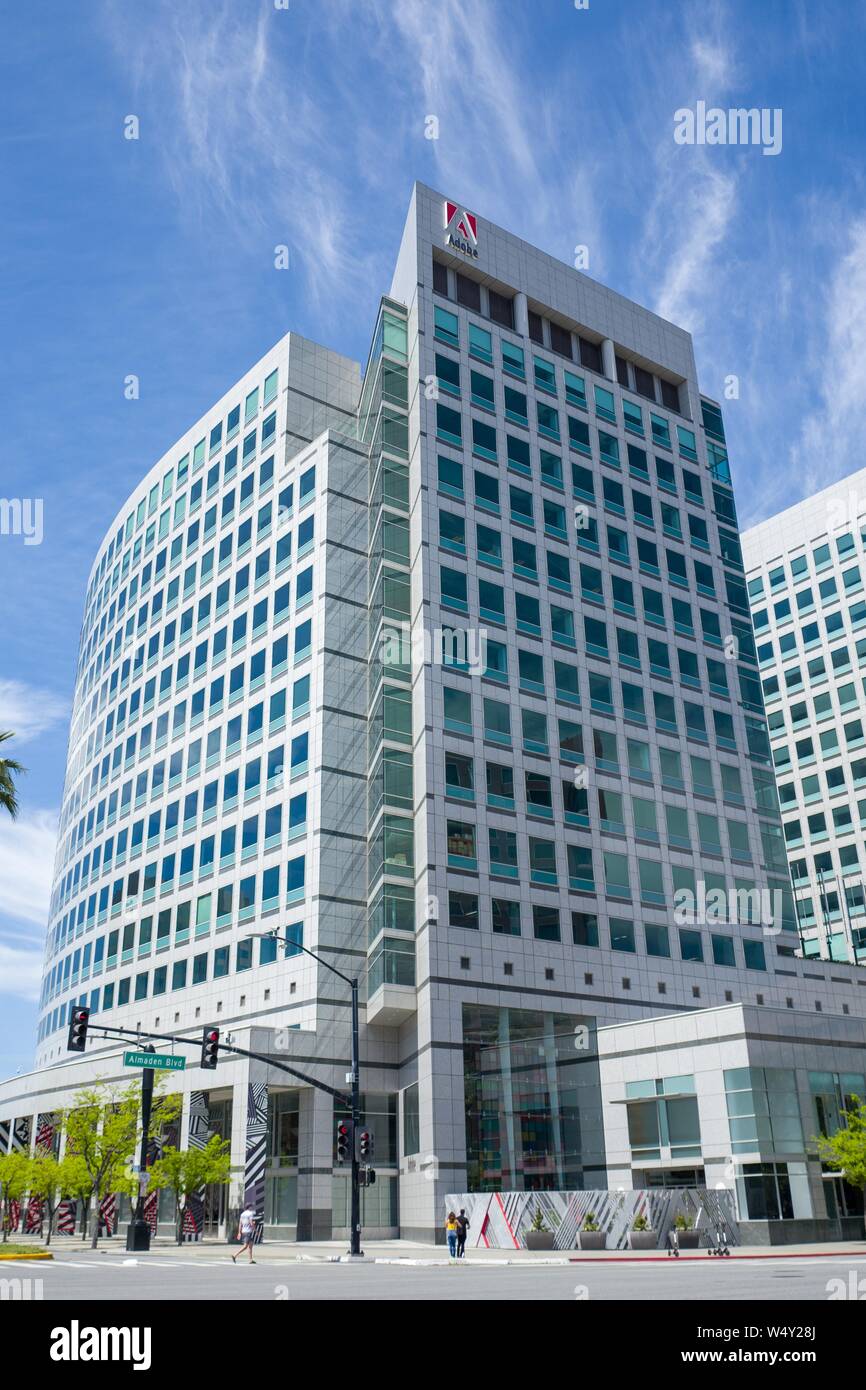 Logo auf der Fassade am Hauptsitz von Creative Software Firma Adobe im Silicon Valley Stadt San Jose, Kalifornien, 13. April 2019. () Stockfoto