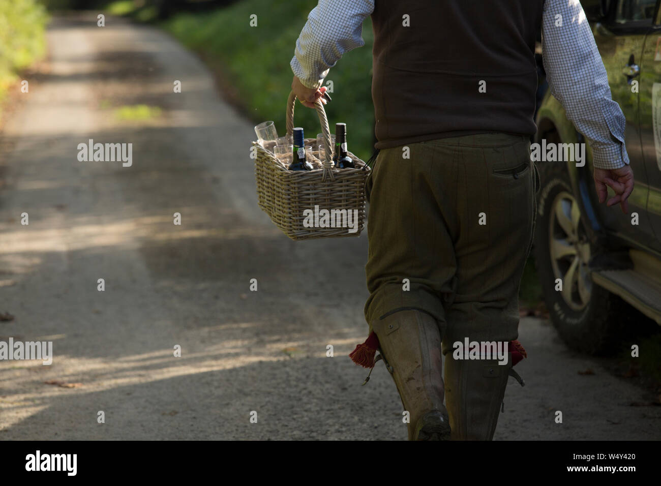 Eine der Waffen trägt einen Korb von Erfrischungen während Elevenses auf ein Shooting Tag Stockfoto