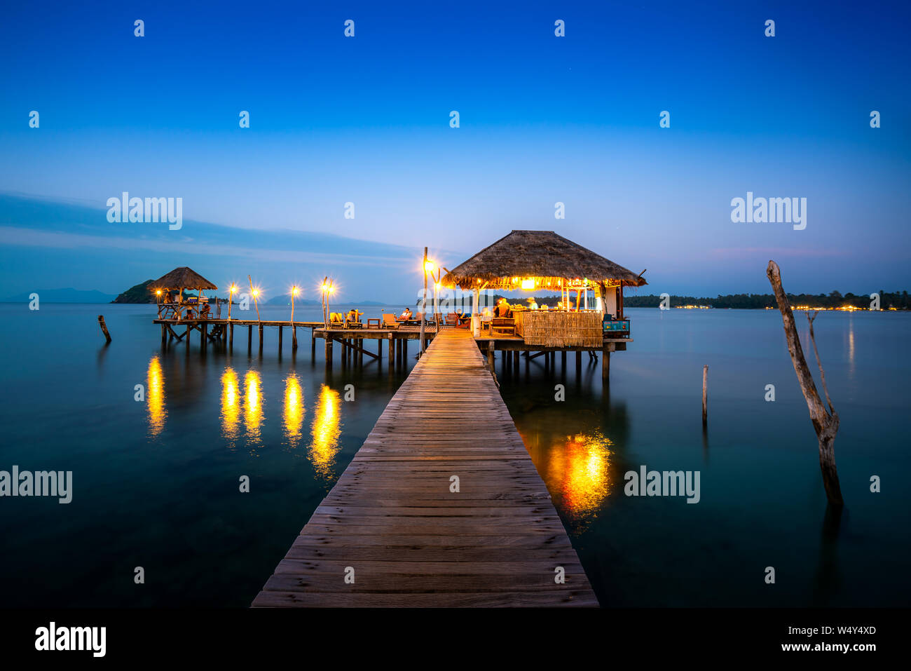 Holz- bar in Meer und Hütte mit nächtlichen Himmel in Koh Mak Trat, Thailand. Sommer, Reisen, Ferien und Urlaub. Stockfoto