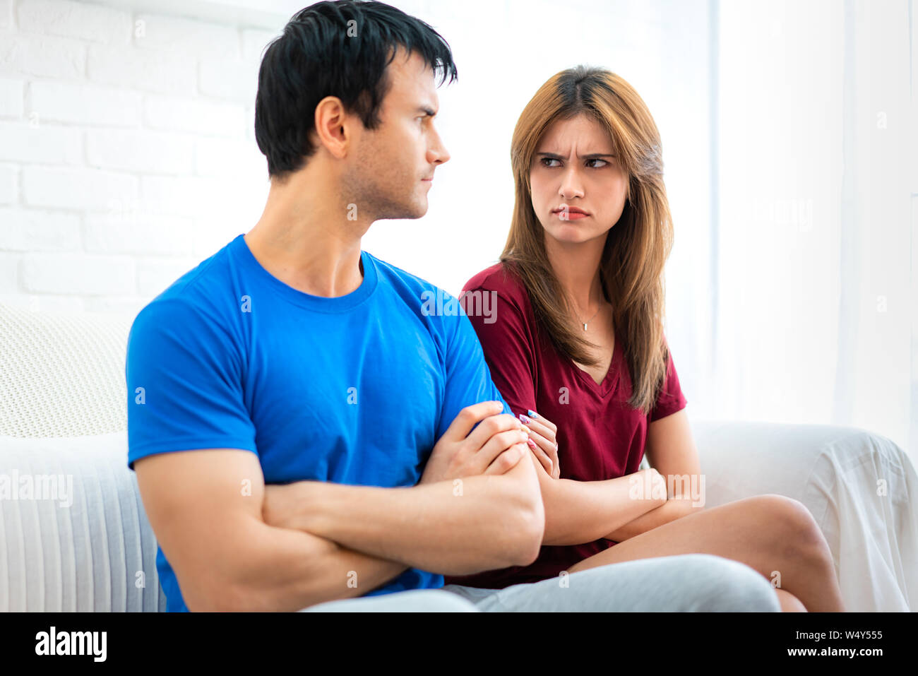 Familie Paare sitzen auf der Couch nicht sprechen, nachdem Argument, junge Mann ständig müde ist Streit beleidigt Frau wandte sich ihr zurück zu boyfri Stockfoto