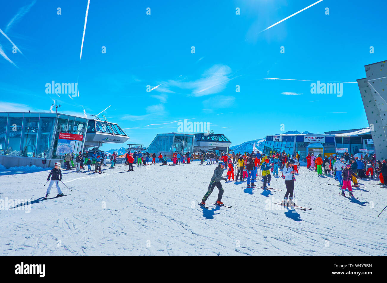 ZELL AM SEE, Österreich - 28. FEBRUAR 2019: der oberen Station der Seilbahn Routen von Zell am See Luft Aufzüge Netzwerk umgeben die überfüllten Zone am Hang des Stockfoto