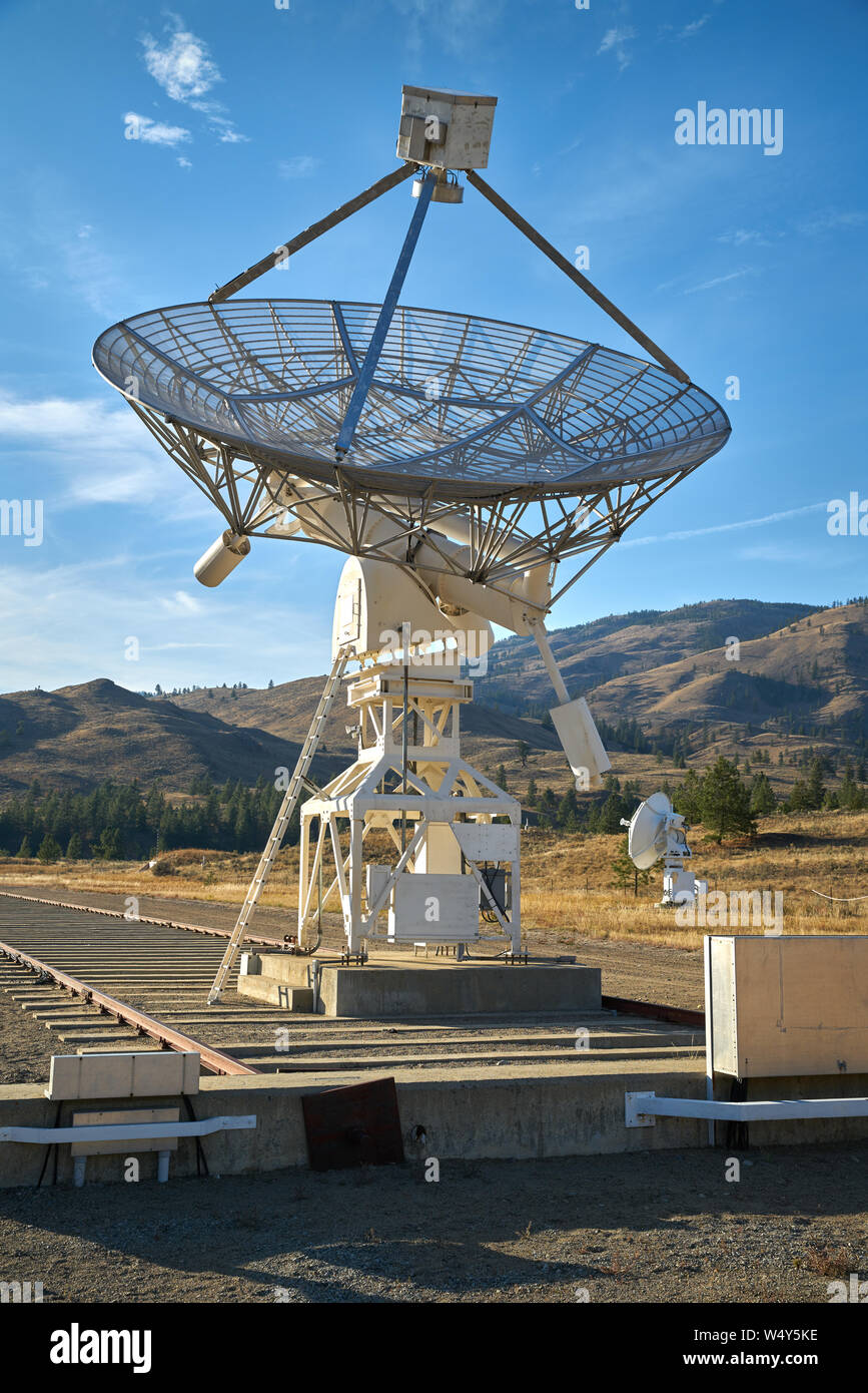 Radioteleskop blauen Himmel. Ein Teil der Schale array an der Herrschaft Radio Astrophysical Observatory in der Nähe von Penticton, British Columbia, Kanada. Stockfoto