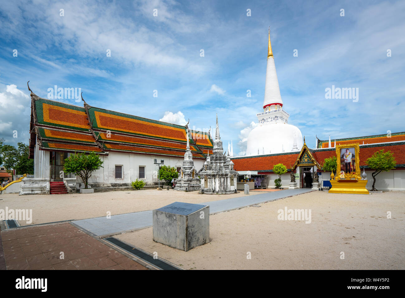 Wat Phra Mahathat Woramahawihan mit schönen Himmel bei Nakhon Si Thammarat in Thailand. Stockfoto