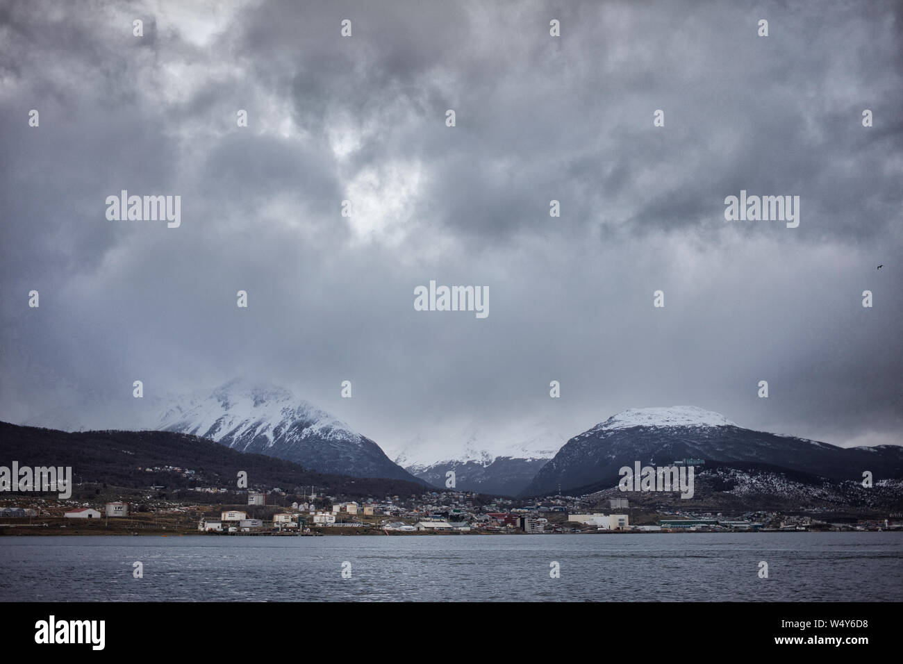 Ushuaia Blick auf die Stadt vom Calgary International Airport in der Nacht Stockfoto