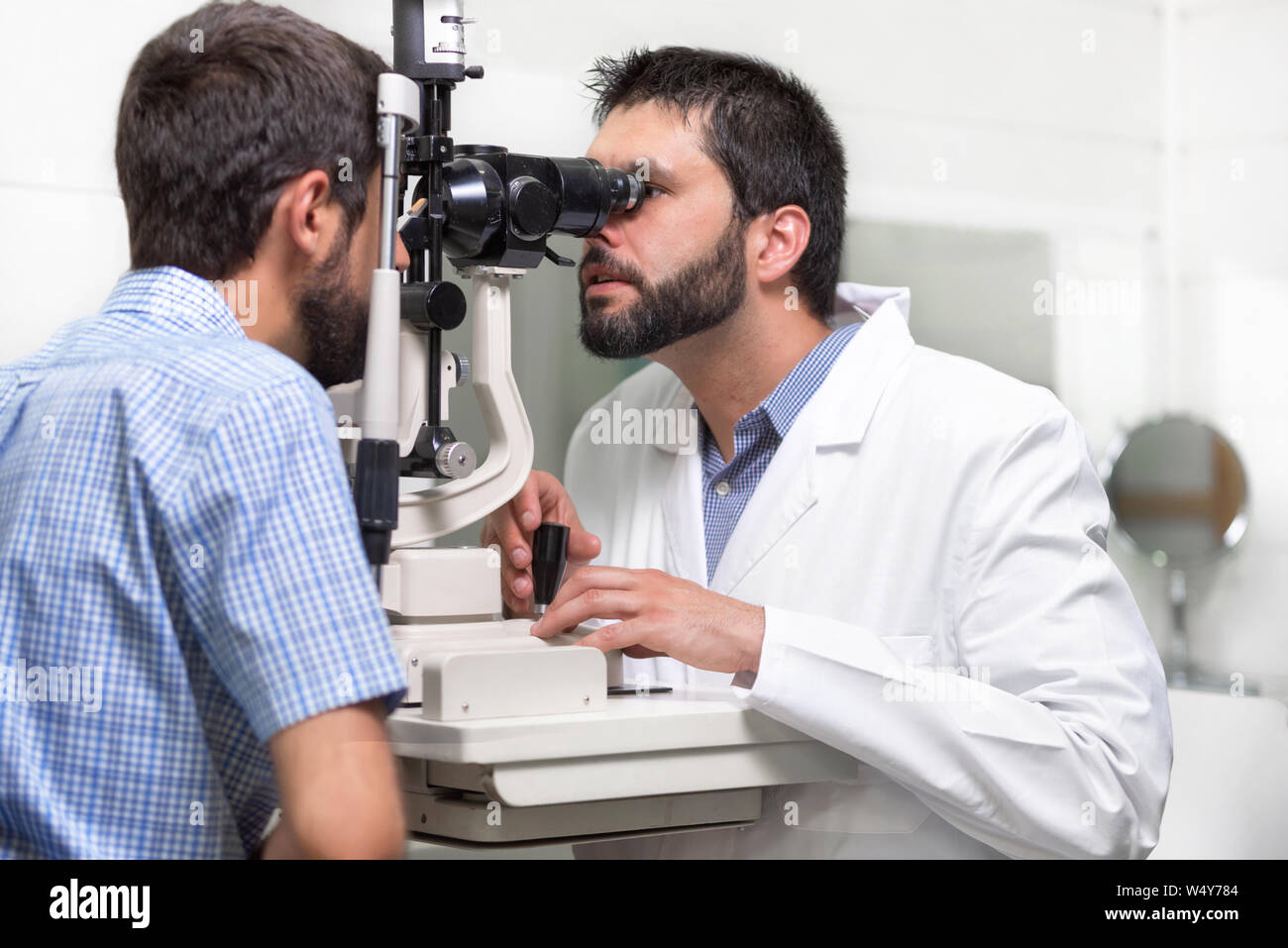 Augenarzt In Der Nähe Von Mir Doktor Augenarzt Stockfotos und -bilder Kaufen - Alamy