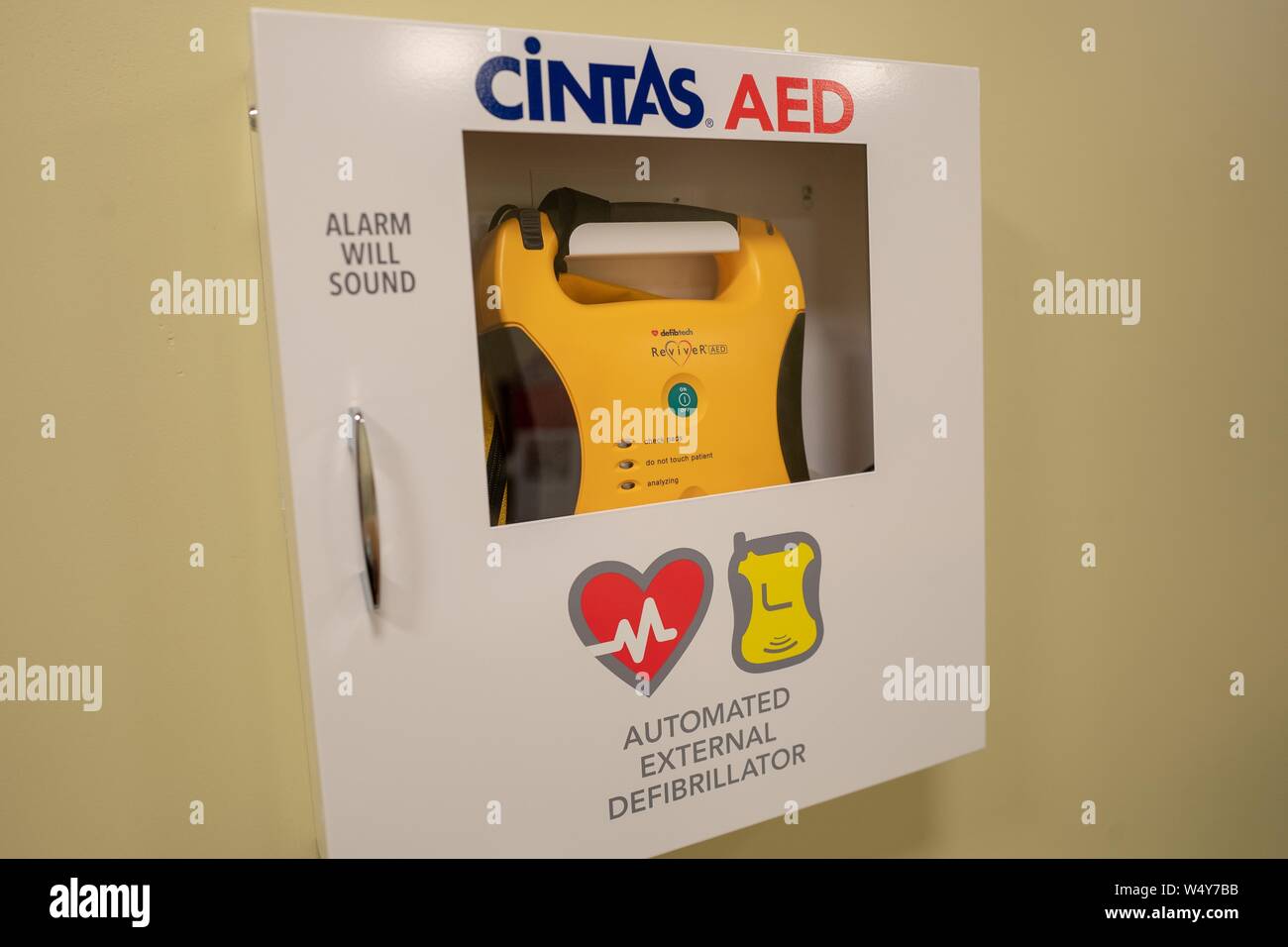 Nahaufnahme eines Automatischen Externen Defibrillator (AED) von Operations Supply Company Cintas an der Wand eines in San Ramon, Kalifornien, 31. Mai 2019 montiert. () Stockfoto