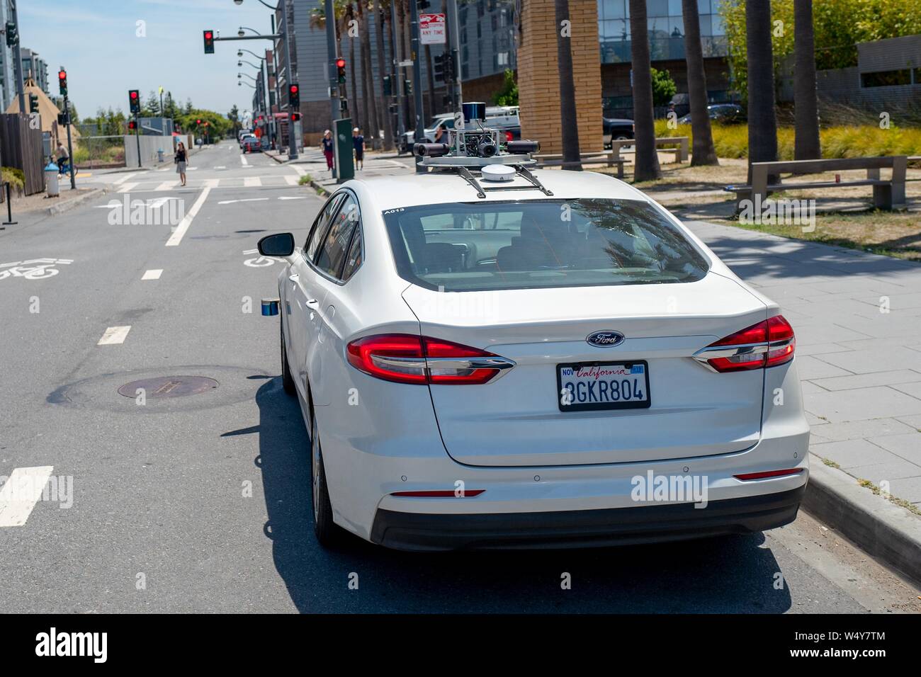 Ansicht von hinter der experimentellen Selbstfahrer Auto, basierend auf modifizierten Ford Automobil, mit Lidar und anderen Sensoren sichtbar, in der Mission Bay in San Francisco, Kalifornien, 10. Juni 2019. () Stockfoto