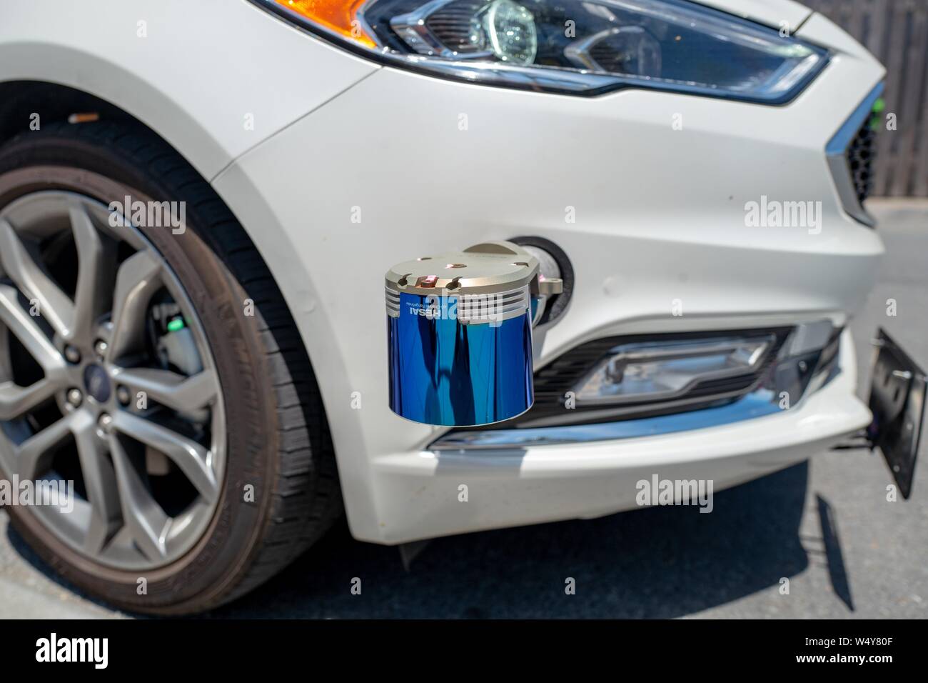 In der Nähe des Stoßfängers von experimentellen Selbstfahrer Auto, mit HESAI 40 Kanal LIDAR-Sensor sichtbar, in der Mission Bay in San Francisco, Kalifornien, 10. Juni 2019. () Stockfoto