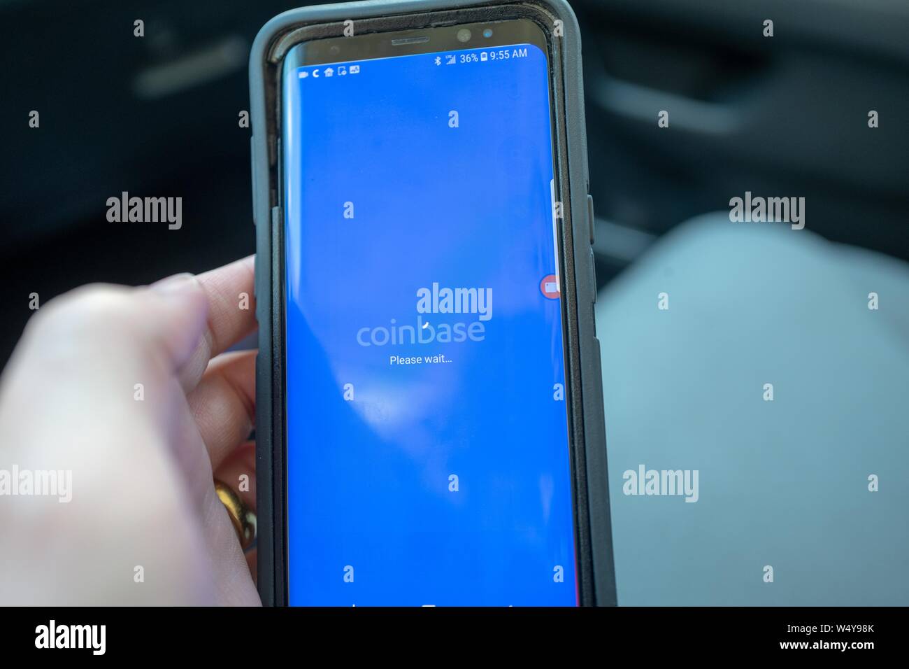 Nahaufnahmen der Hände eines Mannes laden Der Coinbase cryptocurrency wallet App auf ein Handy, Martinez, Kalifornien, 26. Juni 2019. () Stockfoto
