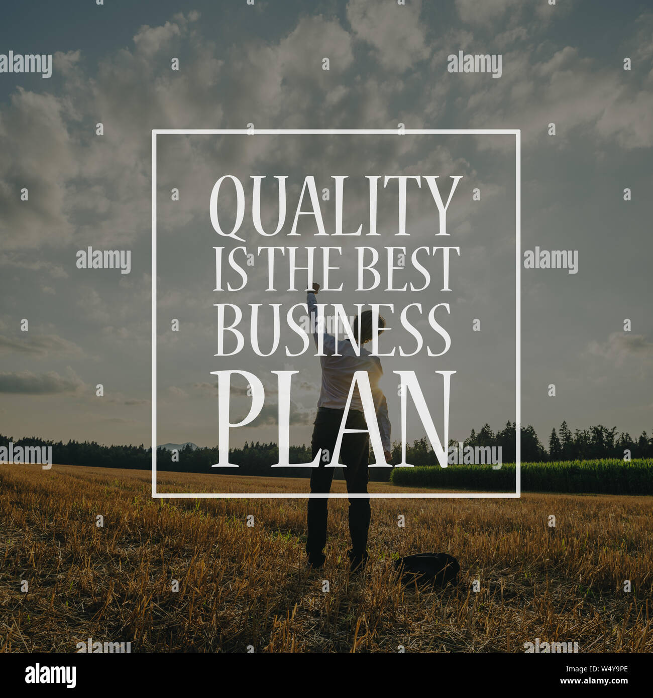Qualität ist das beste business plan Schild über einen Geschäftsmann in der Natur. Stockfoto