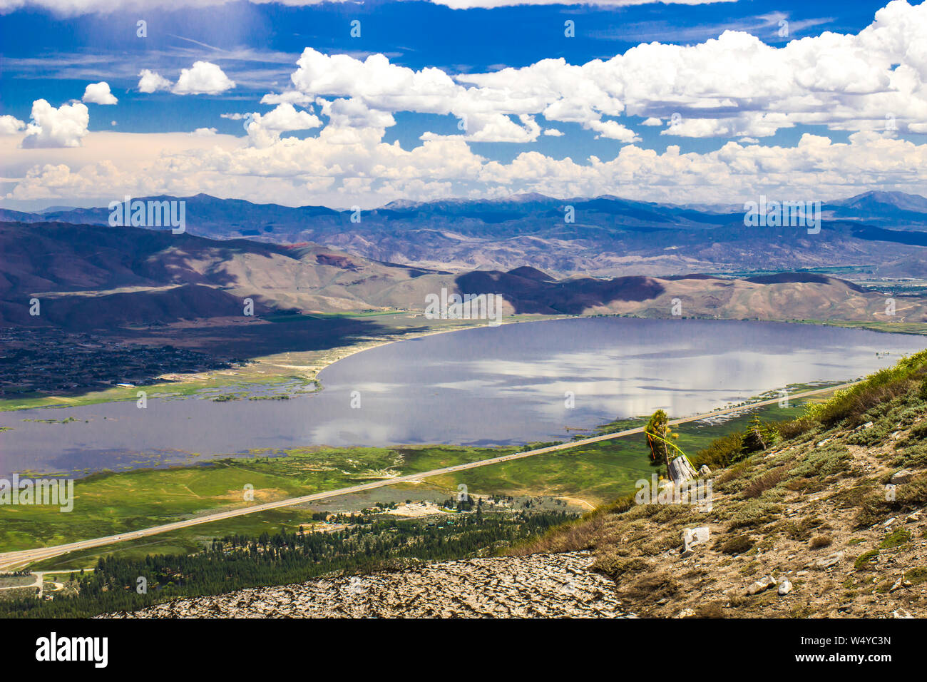 Panoramasicht auf die Berge, das Tal und den Großen See Stockfoto