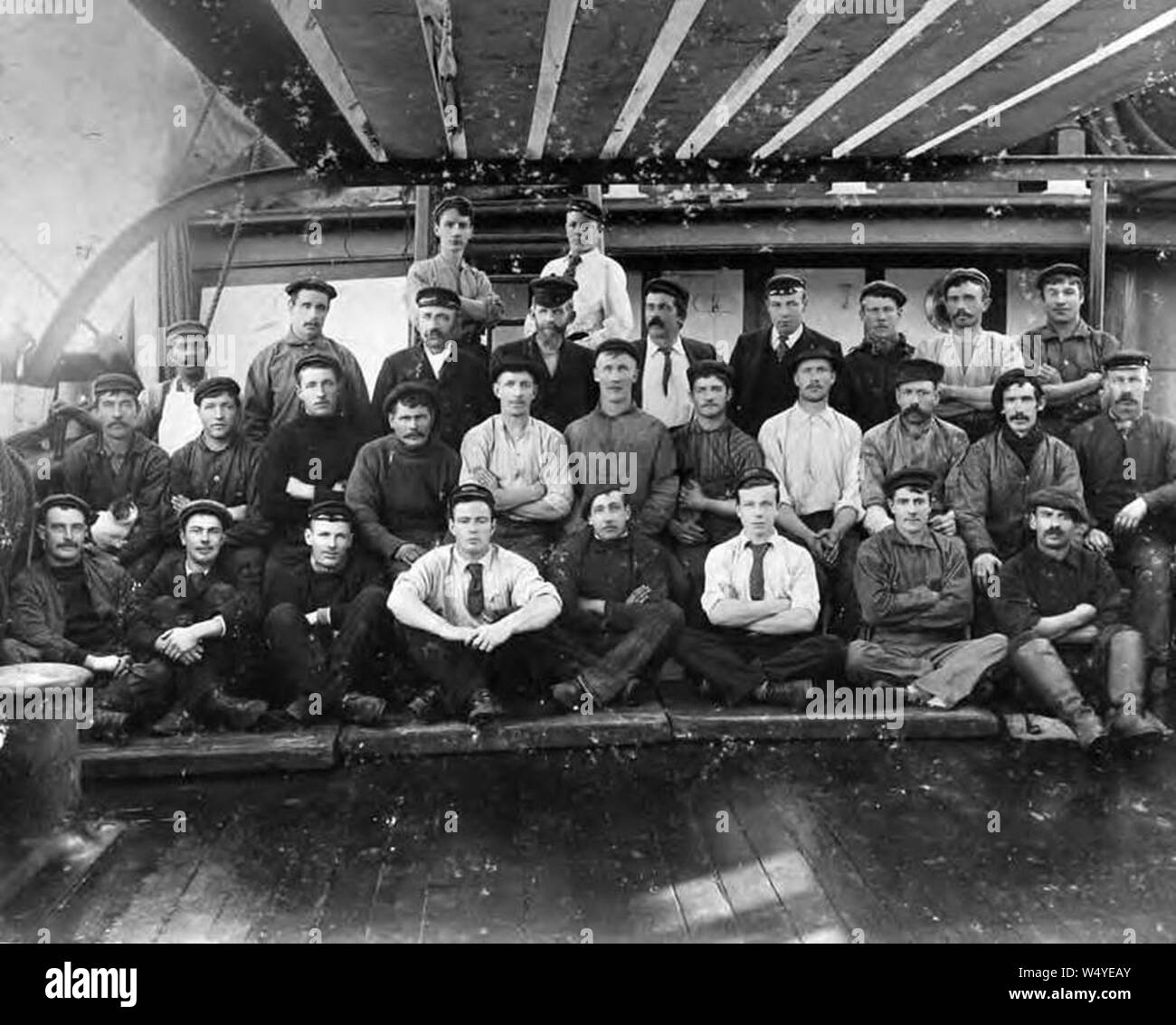 Besatzung von 4-Mast Bark OLIVEBANK auf Deck, Washington, ca 1900 (HESTER 621). Stockfoto