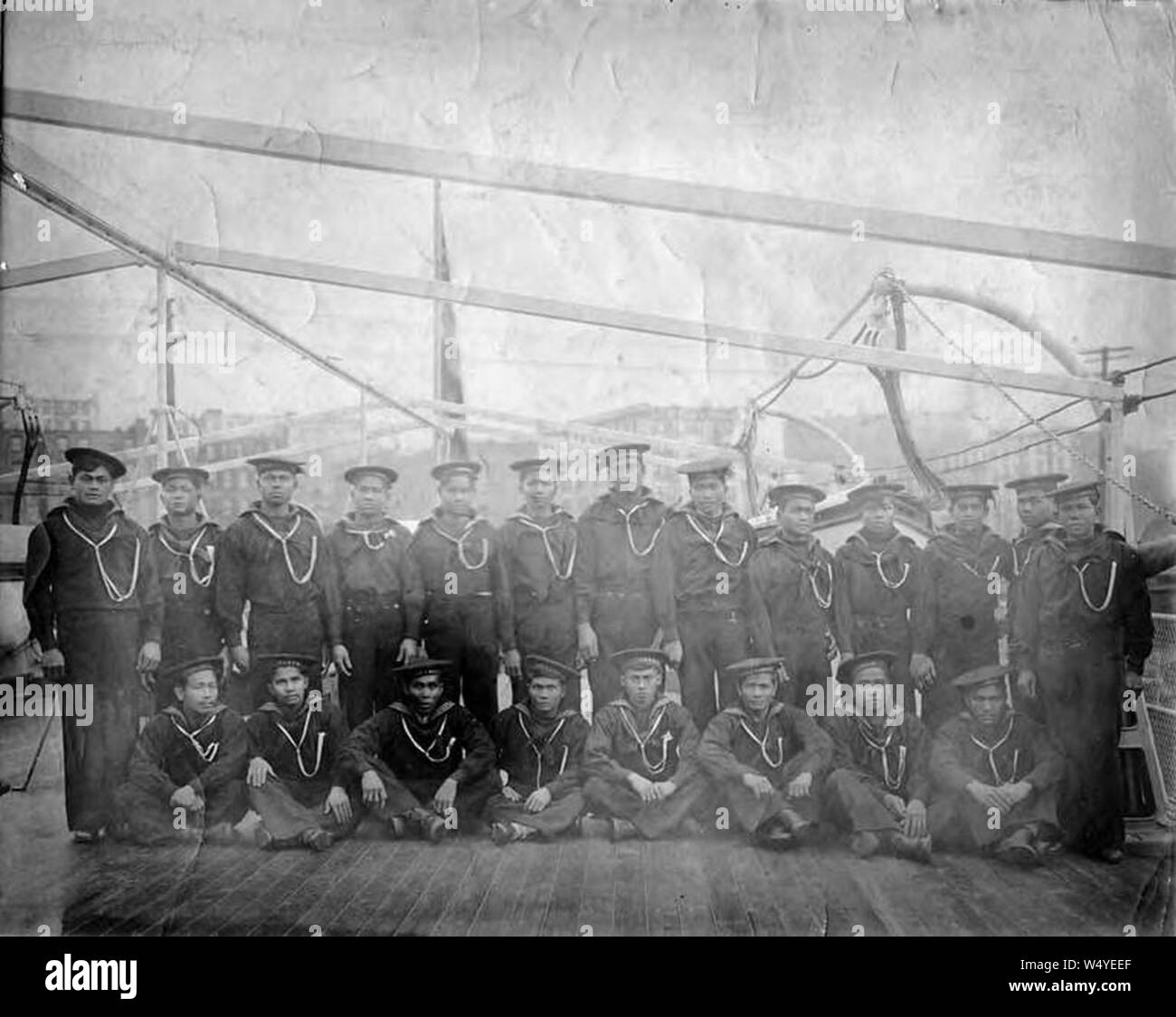 Crew der US-Armee transport Dampfgarer BURNSIDE auf Deck, Washington, ca 1900 (HESTER 484). Stockfoto