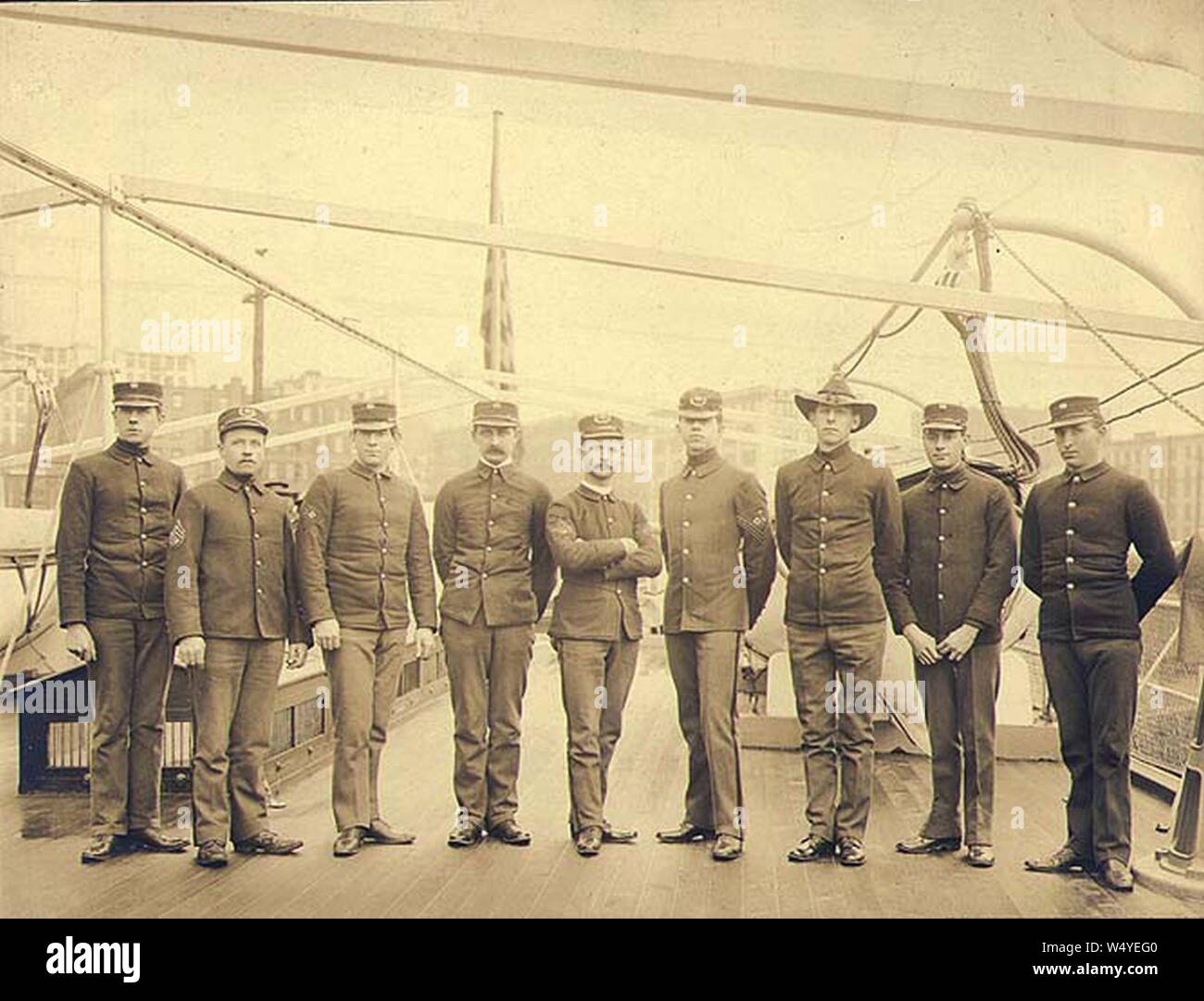 Crew der US-Armee transport BURNSIDE wahrscheinlich Seattle oder Washington Tacoma Hafen ca 1900 (HESTER 39). Stockfoto