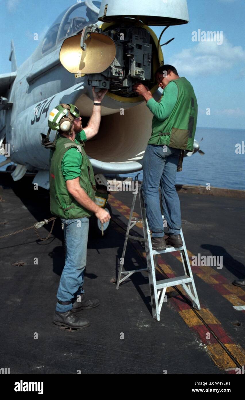 Crew service APQ-126 von VA-66 A-7 E an Bord CVN-69 1983. Stockfoto