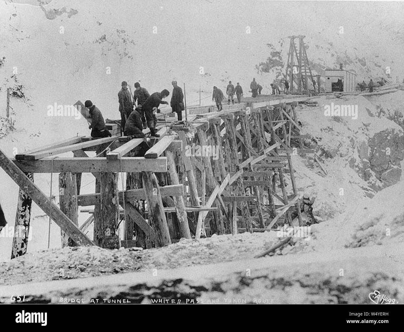 Mannschaft arbeiten auf Holz gestellbrücke Verbindungstunnel Berg mit dem Südportal des Tunnels während der Konstruktion von (HEGG 700). Stockfoto