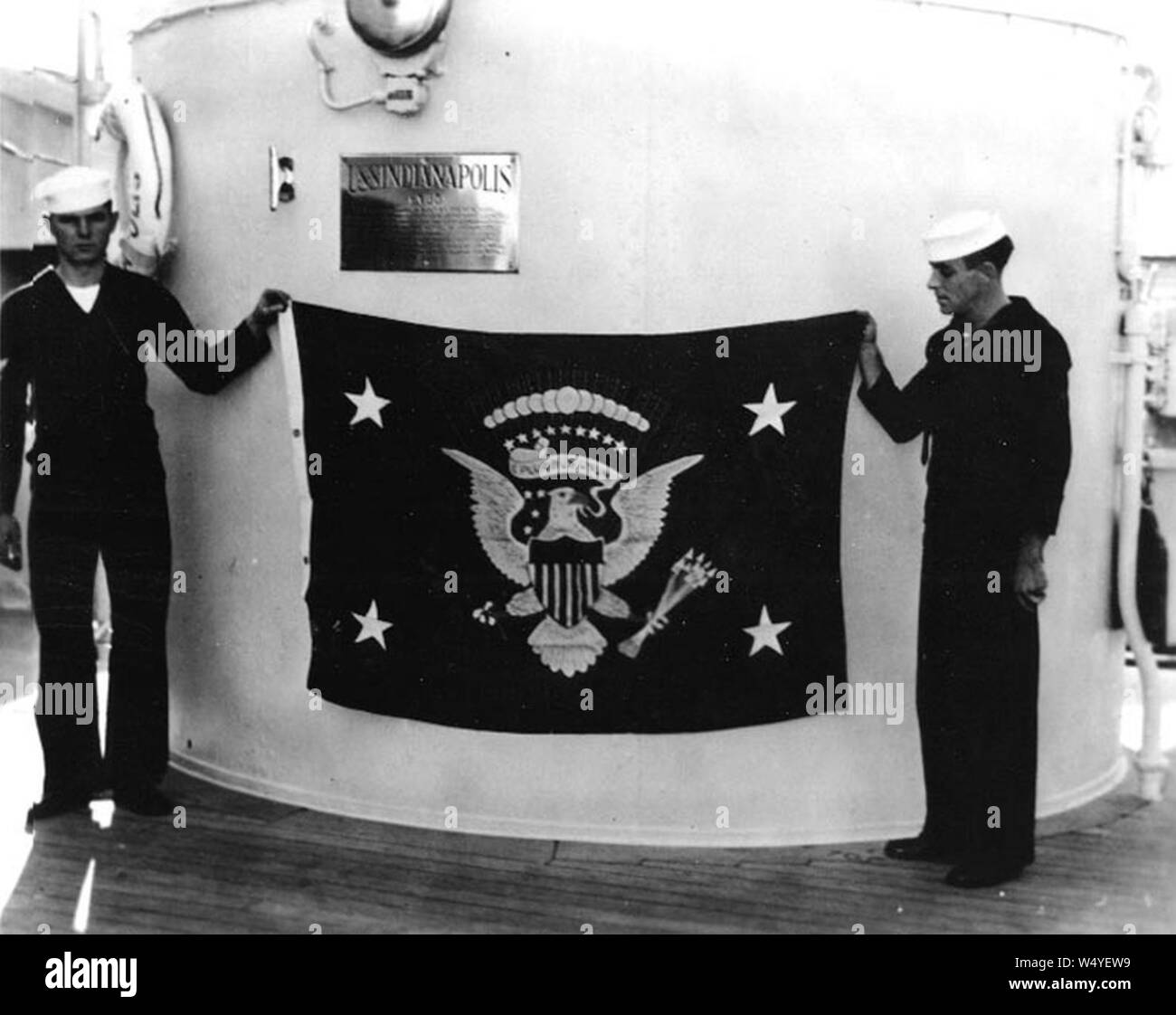 Besatzungsmitglieder an Bord der USS Indianapolis (CA-35) Anzeige der US-Präsidentschaftswahlen Flagge Ende November 1936 (NH68040). Stockfoto
