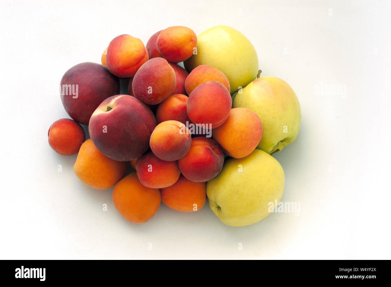 Frische saftige Pfirsiche Obst, grüne Äpfel und reife Aprikosen auf weißem Hintergrund. Sommer Obst Konzept. Close-up. Stockfoto