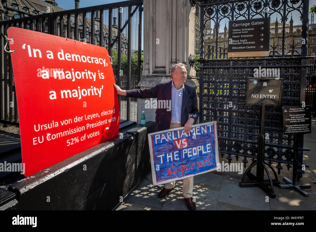 Pro-Brexit und EU bleiben Unterstützer weiterhin ihre wöchentliche Kampagne Mahnwachen gegenüber dem Parlament winkt britischen und europäischen Flaggen. London, Stockfoto