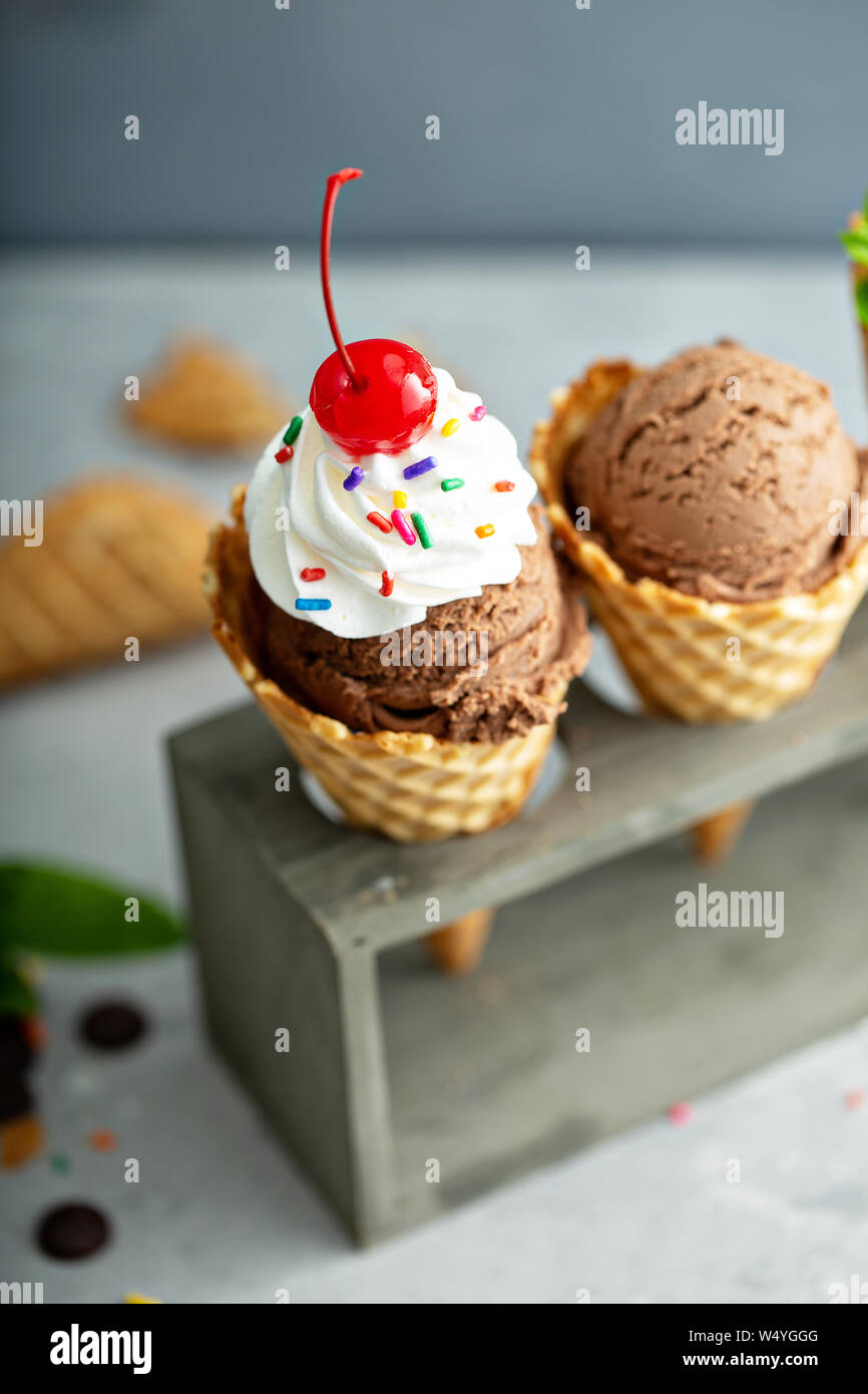Schokolade Eis in der Waffel mit Sahne und Streusel Stockfoto