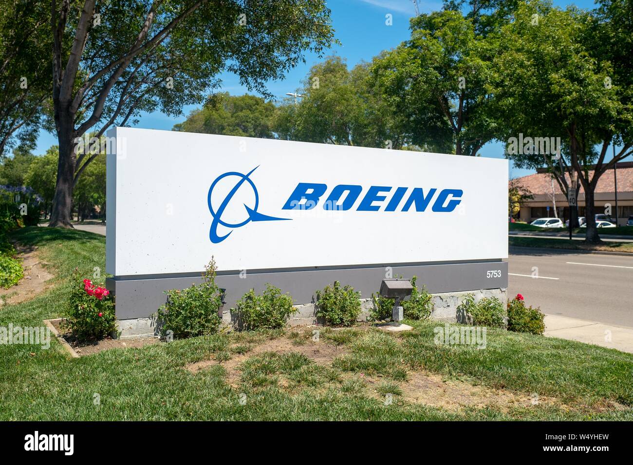 Schild mit Logo am Eingang zum Büro von Luft- und Raumfahrtunternehmen Boeing in Pleasanton, Kalifornien, 2. Juli 2019. () Stockfoto