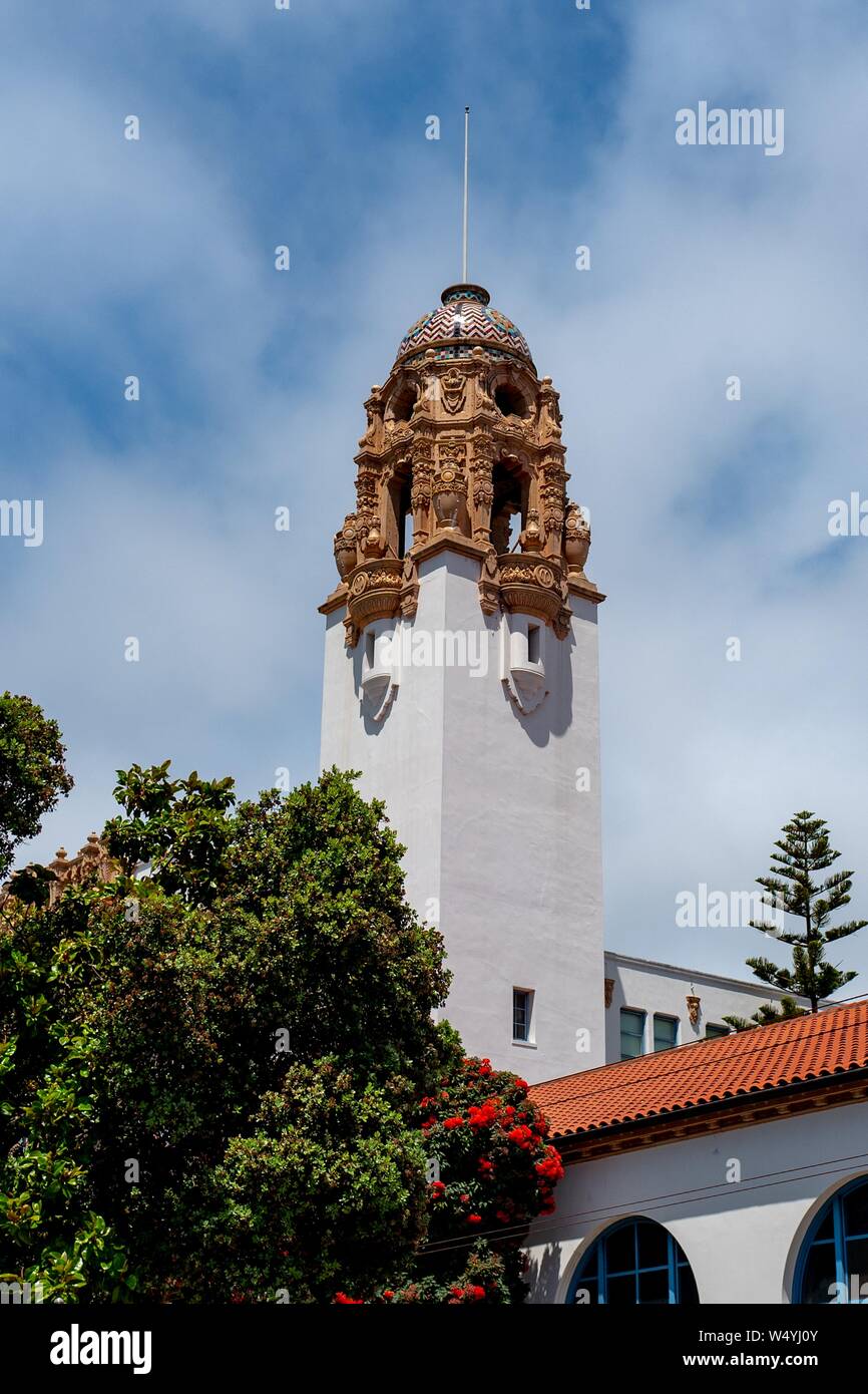 Reich verzierte Turm von Mission High School im Mission District von San Francisco, Kalifornien, 18. Juli 2019. () Stockfoto