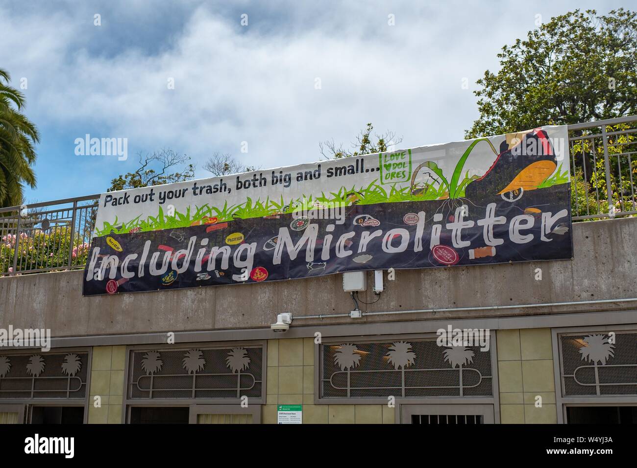 Registrieren Besucher Beratung Wurf und microlitter zu entfernen, einen Verweis auf microplastics als Bedrohung der Meere gesehen, in der Mission District von San Francisco, Kalifornien, 18. Juli 2019. () Stockfoto