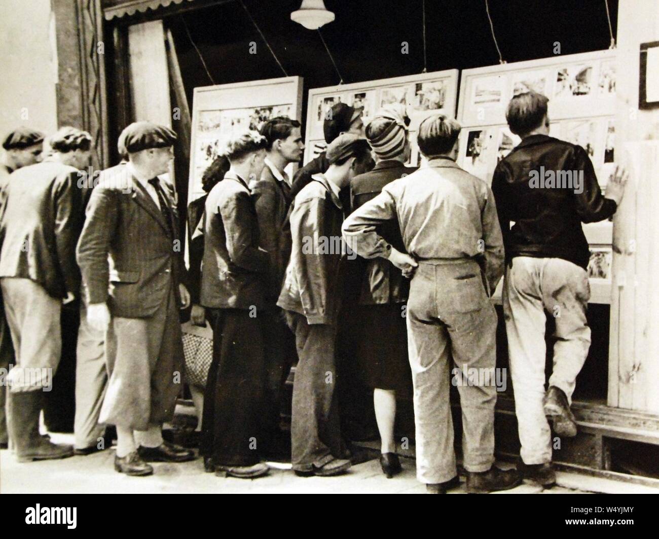 Masse an Allied Bild Anzeige in der Abteilung für Psychologische Kriegsführung, Cherbourg, 1944 (24629609094). Stockfoto