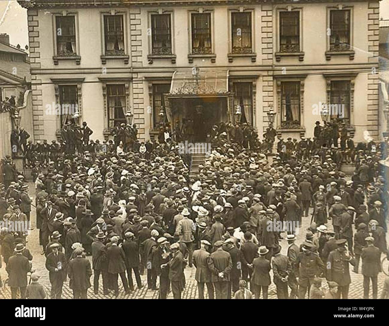 Menge im Mansion House Dublin vor der Unabhängigkeitskrieg Waffenstillstand zum 8. Juli 1921. Stockfoto