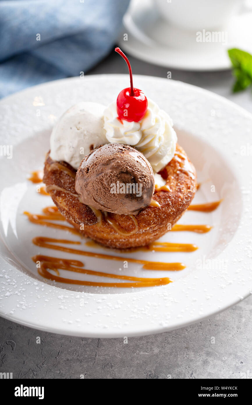 Blätterteig Dessert mit Eis und Karamellsauce Stockfoto