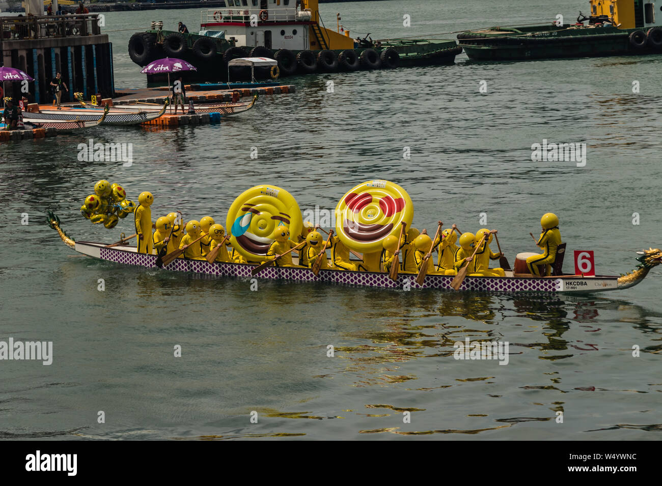 Ein Drachenboot auf der Hong Kong Drachenboot Karneval während der Die fünfte Festival Stockfoto