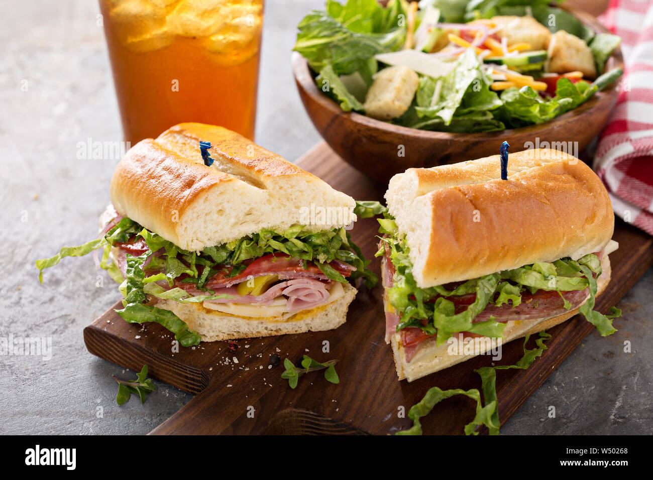 Italienische Fleisch Sandwich mit Salat und Pommes für Mittagessen Stockfoto