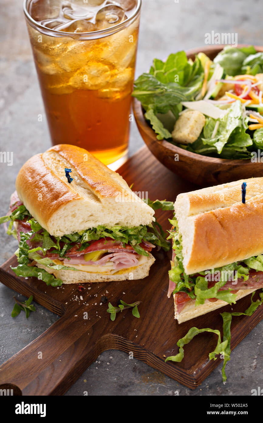 Italienische Fleisch Sandwich mit Salat und Pommes für Mittagessen Stockfoto