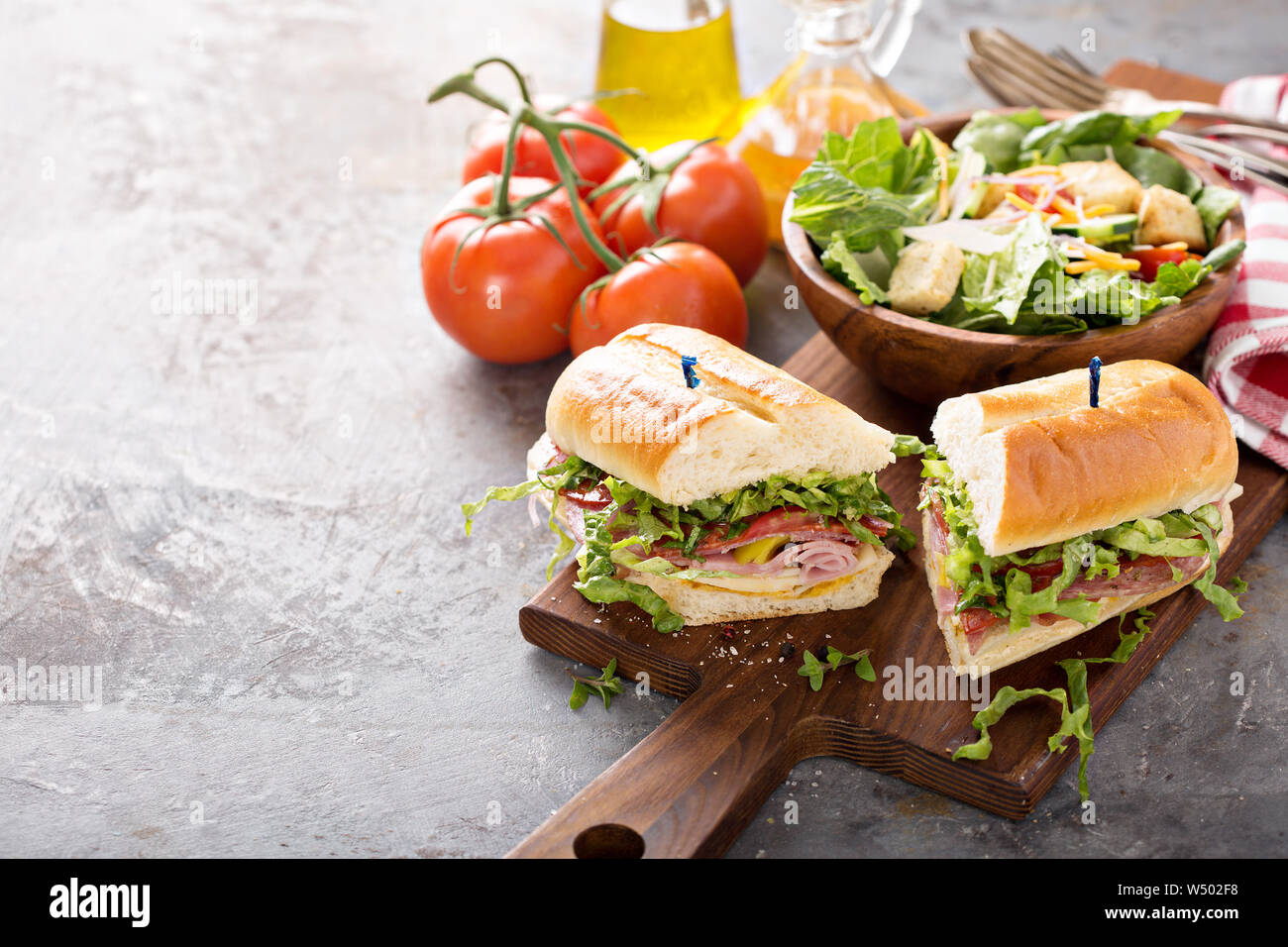 Italienische Fleisch Sandwich mit Salat und Pommes für Mittagessen Stockfoto