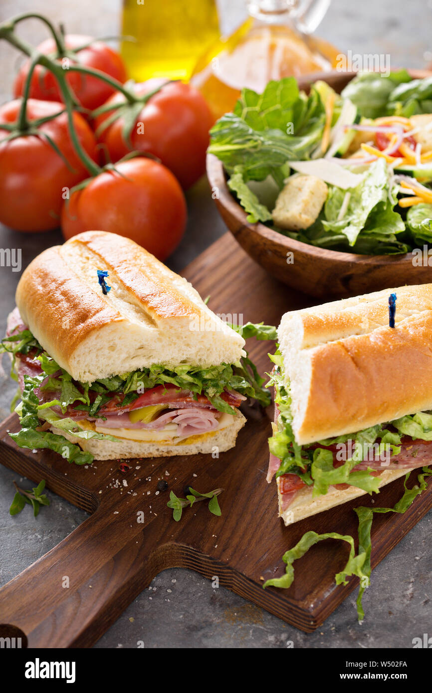 Italienische Fleisch Sandwich mit Salat und Pommes für Mittagessen Stockfoto