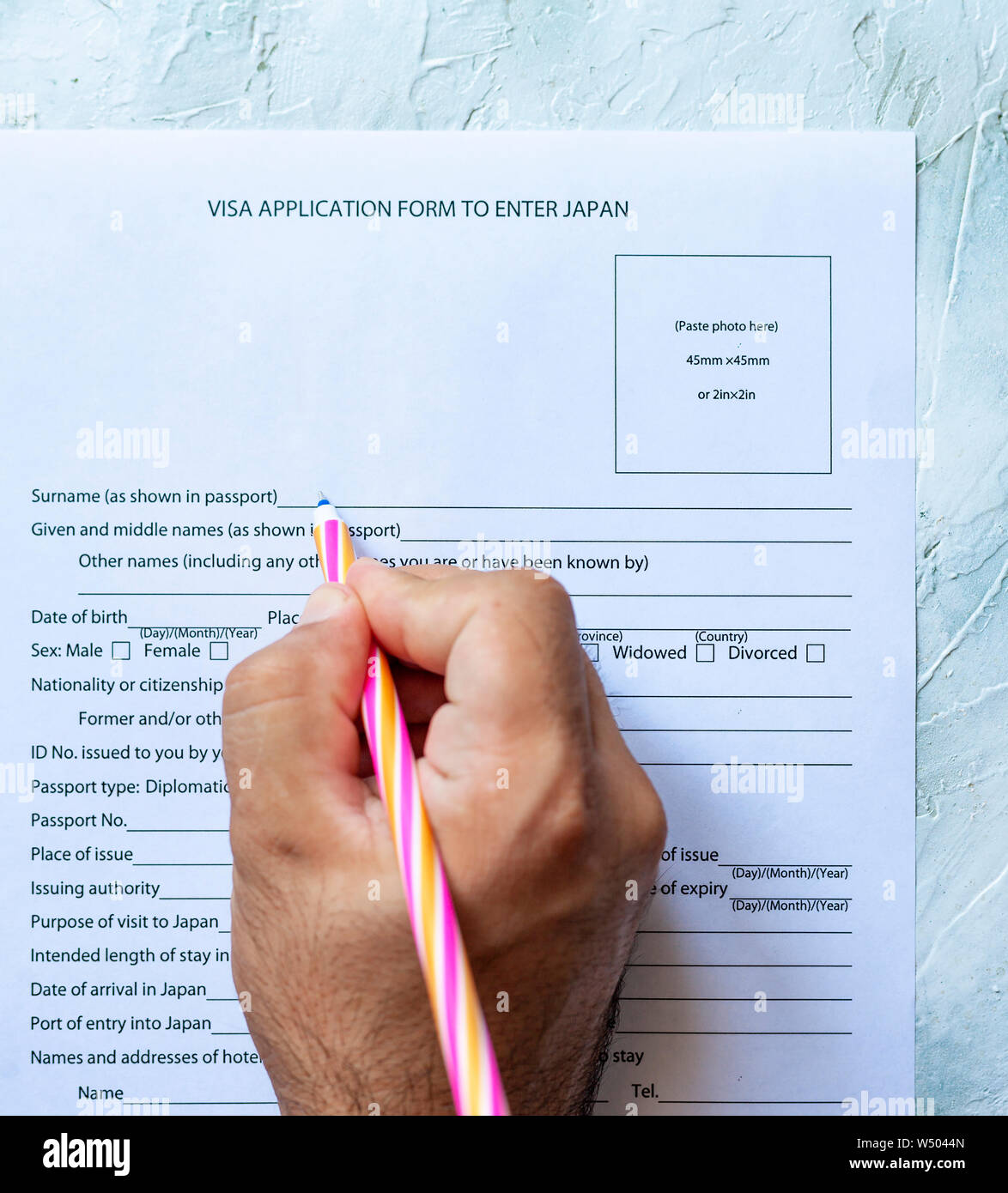 Die Person, die das Befüllen der Visumsantrag Japan zu geben. Stockfoto