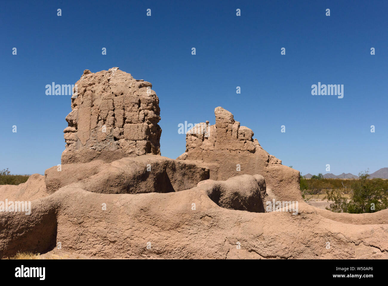 Alten kleinen äußeren Gebäudestruktur und geschnitzten Wand außerhalb des Hauptgebäudes der Casa Grande Ruins National Monument, Coolidge, AZ Stockfoto