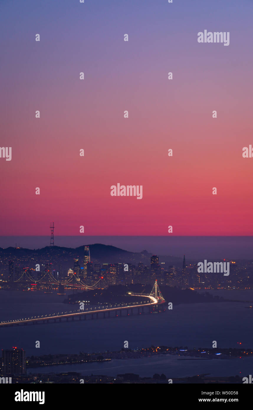 San Francisco Skyline der Stadt bei Sonnenuntergang wie aus über die Bucht mit rosa Himmel gesehen Stockfoto
