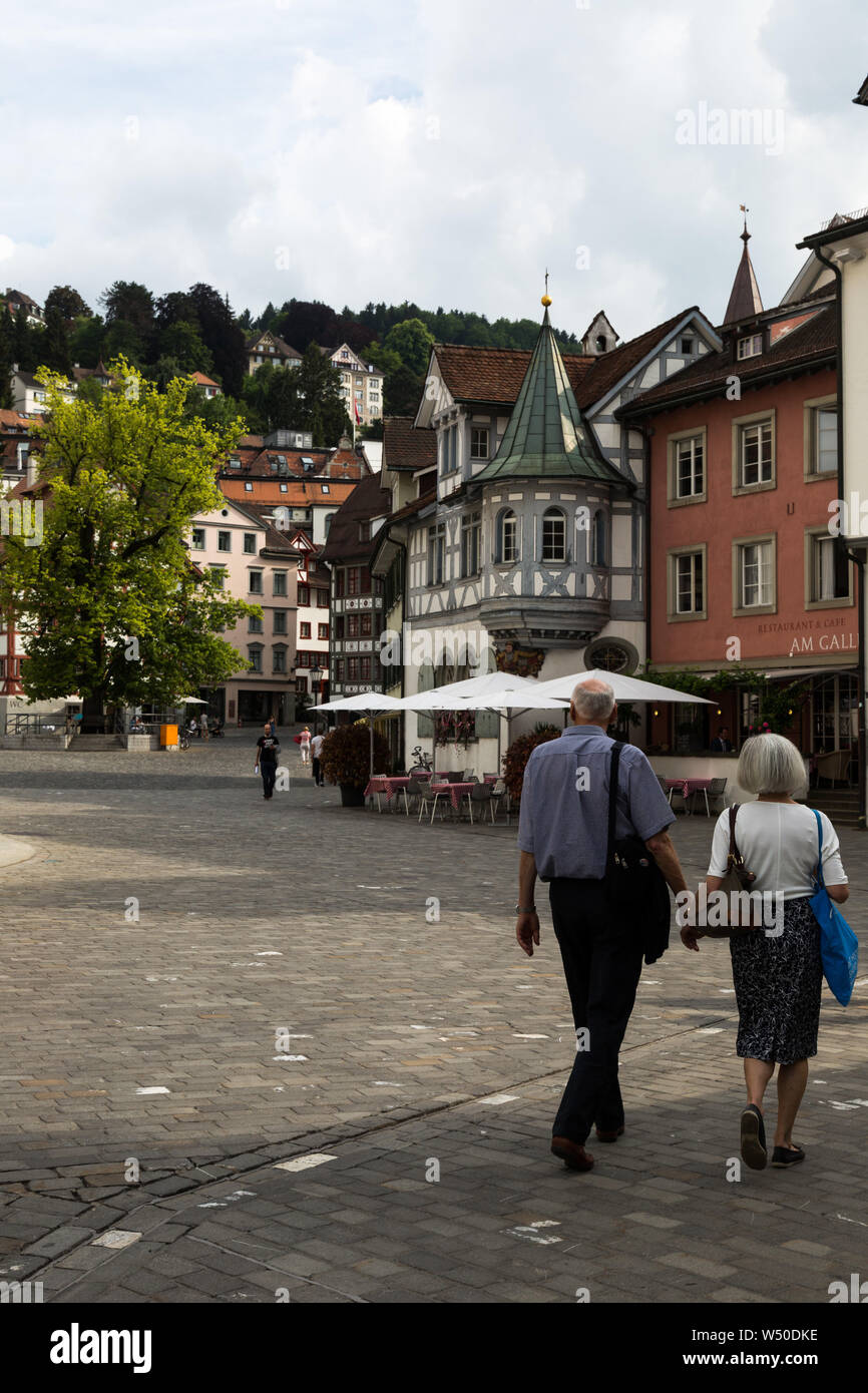Ein Paar erkundet den Gallusplatz an einem schönen Schweizer Tag in St. Gallen, Schweiz. Stockfoto