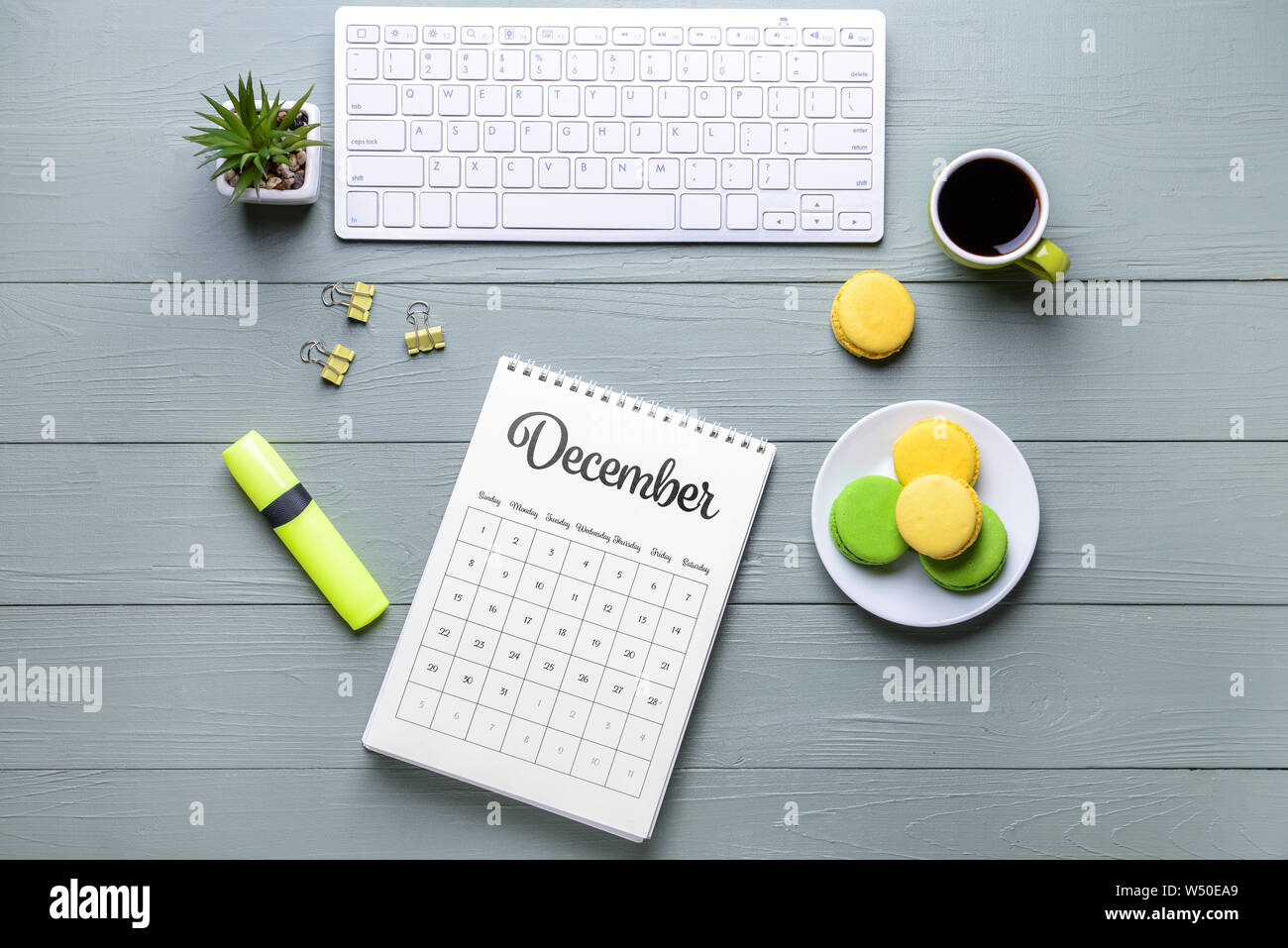 Flip Papier Kalender, PC-Tastatur, Tasse Kaffee und Kuchen auf Holz- Hintergrund Stockfoto