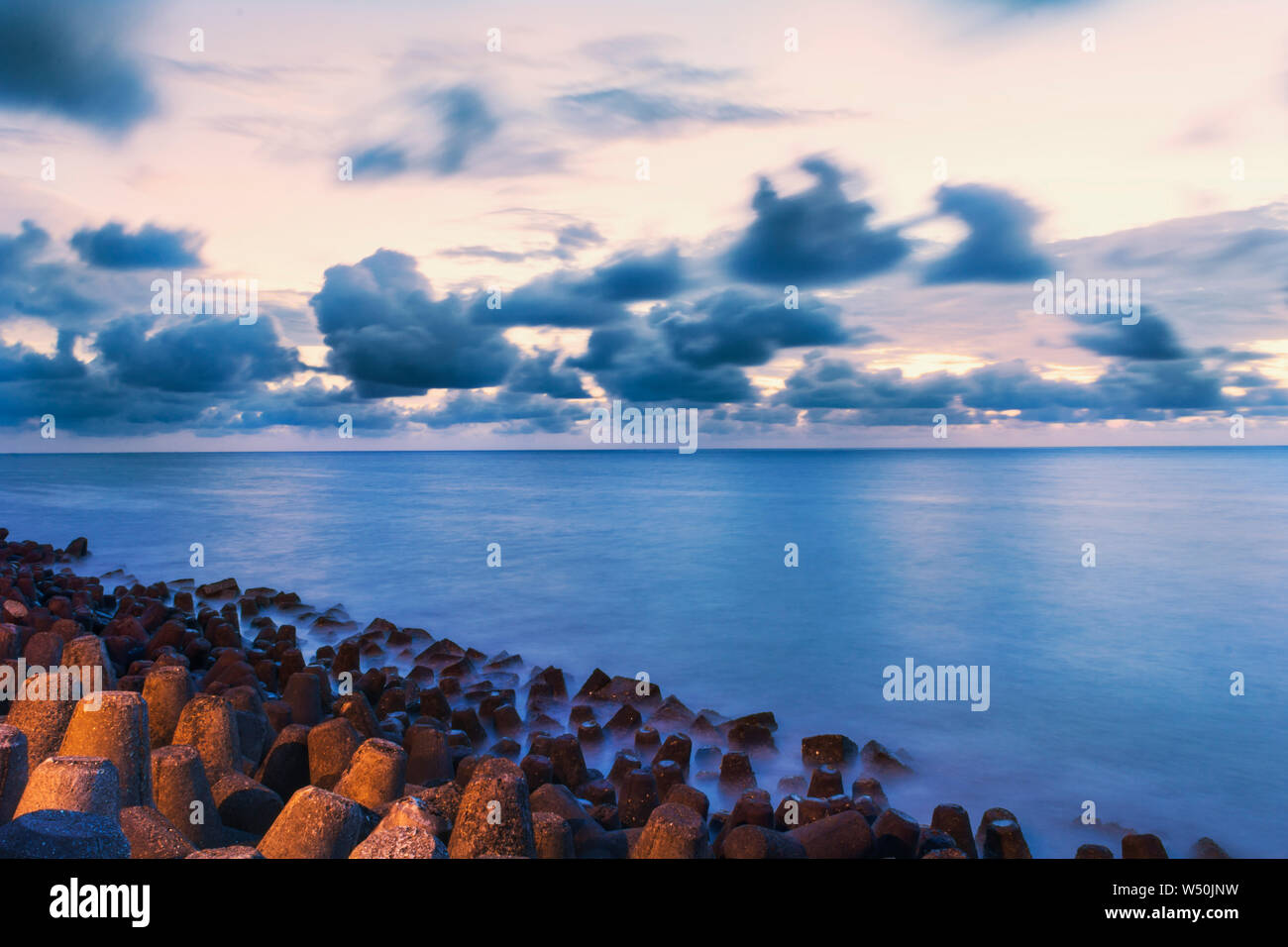 Marine Drive (Mumbai, Maharashtra, Indien) während der monsunzeit am 22. Juli 2019 Stockfoto