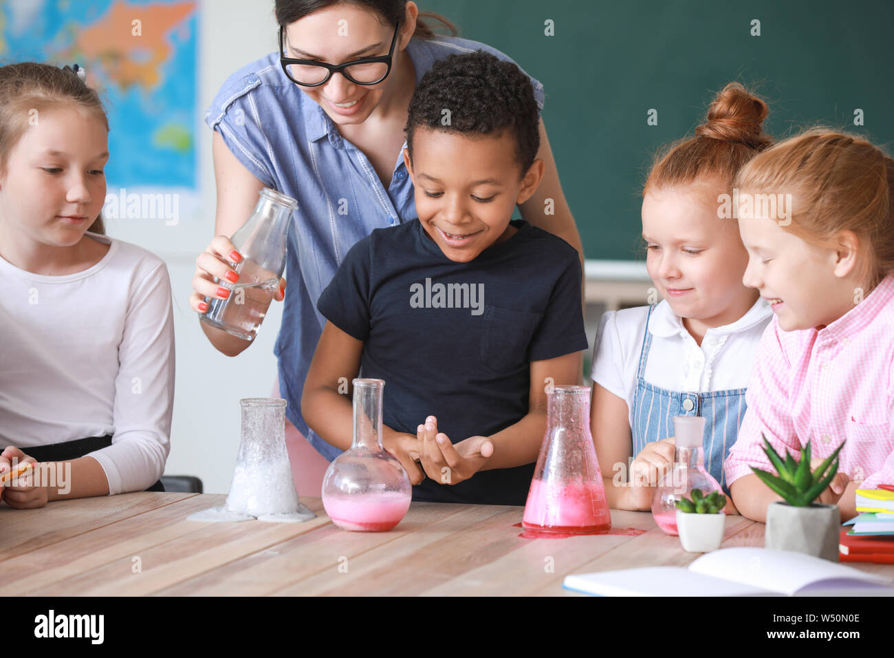 Lehrer, der Chemie Unterricht im Klassenzimmer Stockfoto