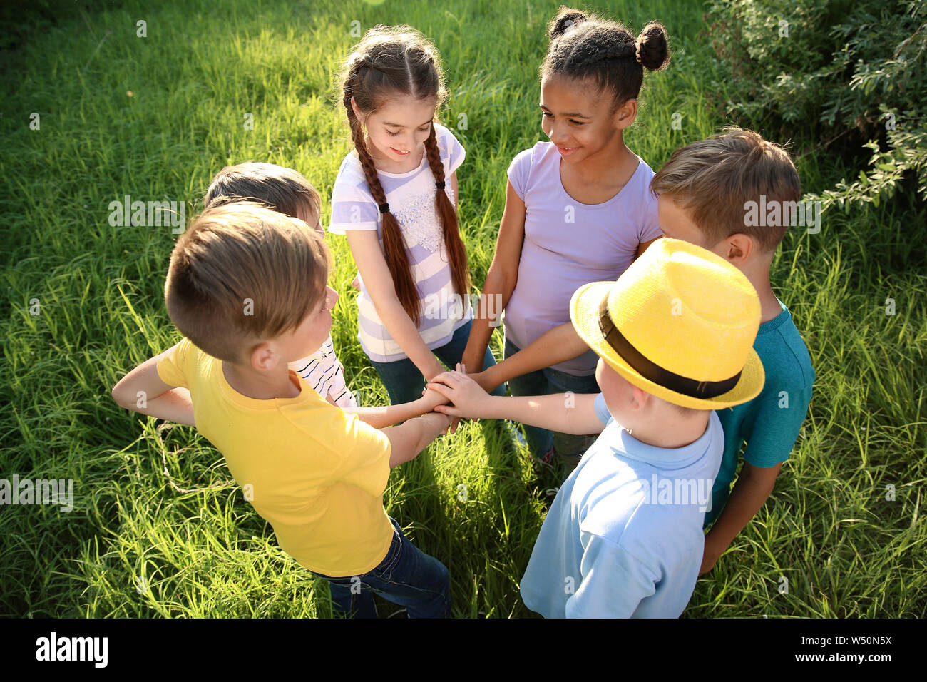 Gruppe von Kindern Hände zusammen im Freien Stockfoto