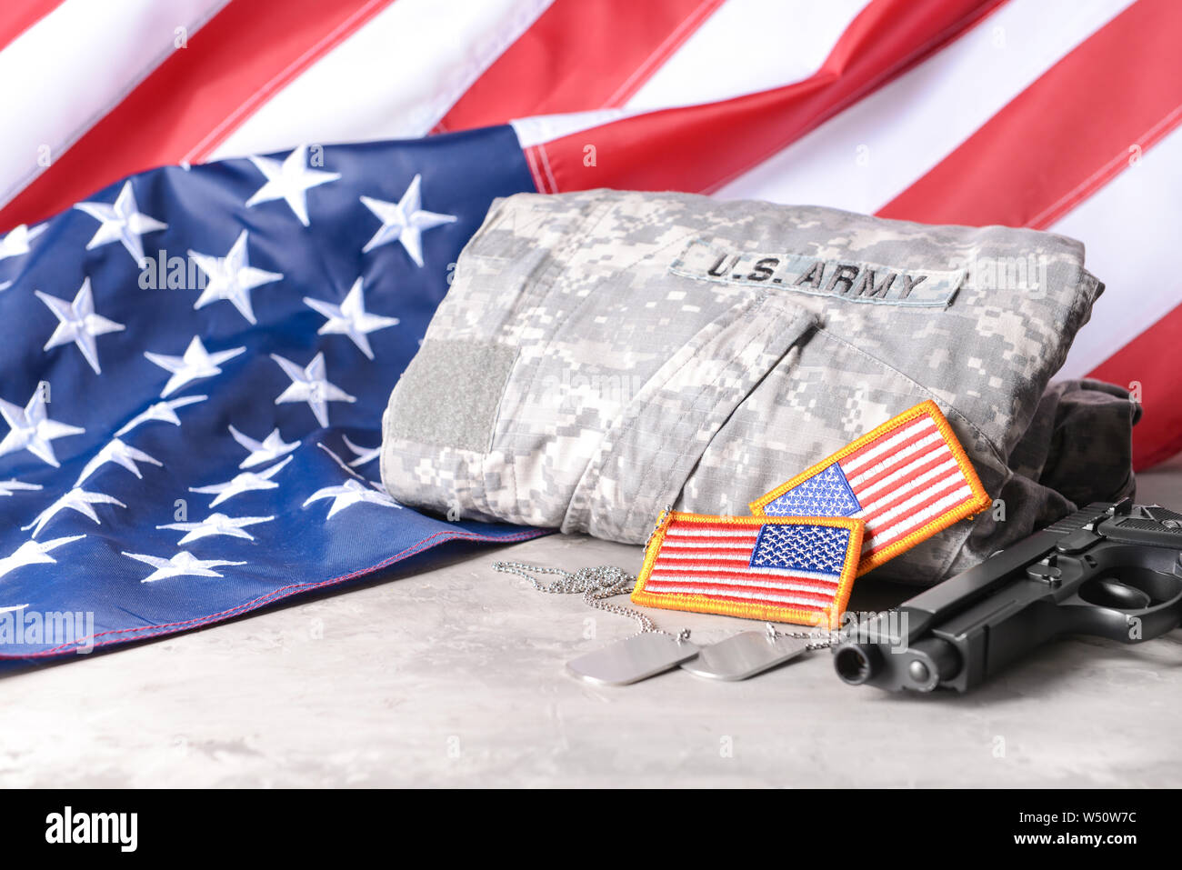 Giorni Bandiera Americana E Pistole Della Guerra Civile in Un Giro Giorni Bandiera Americana E Pistole Della Guerra Civile in Un Giro